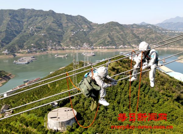 西电东送“主动脉”带电手术