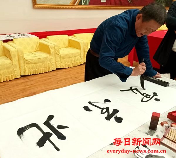 正在写字画.jpg